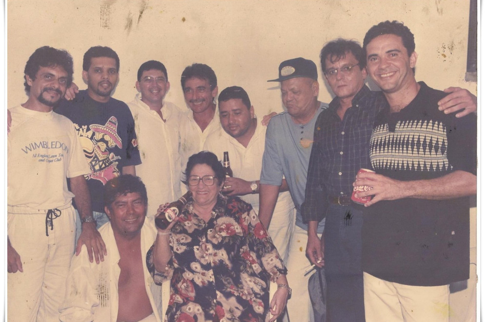 Carlinhos Palhano e Samba de Mesa com a madrinha do grupo, dona Mocinha(Foto: Bar da Mocinha/Acervo pessoal)