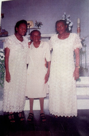 Lúcia e a irmã, Cleide, acompanhadas da mãe, dona Mazé(Foto: Lúcia Simão/Acervo pessoal)