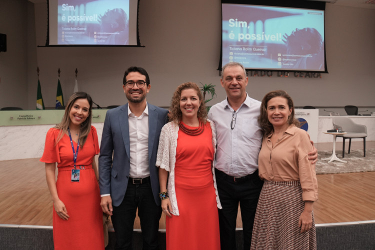 Diretora de Gestão de Pessoas do TCE, Caroline Lemos; presidente do TCE, Rholden Queiroz; Ticiana Rolim Queiroz; conselheiro substituto Itacir Todero; procuradora de Contas do Tribunal, Claudia Patrícia.(Foto: Leonardo Maia/ Ascom TCE Ceará)