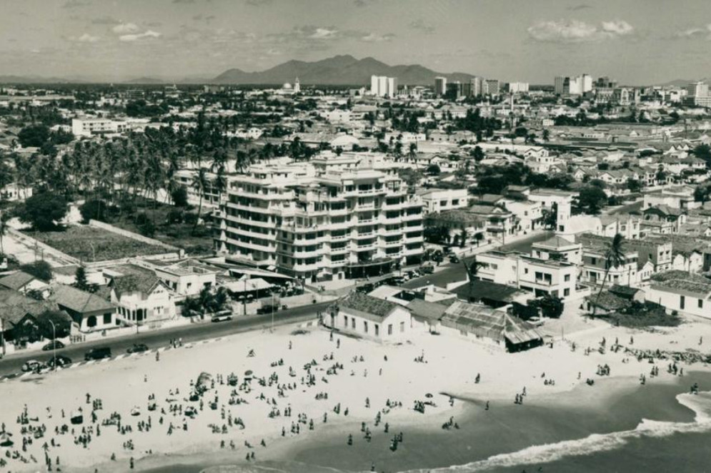 Primeiro prédio da orla da Praia de Iracema, Iracema Plaza Hotel foi inaugurado em 1951. Teve sua demolição anunciada em março de 2024, já como Edifício São Pedro(Foto: Biblioteca do IBGE)