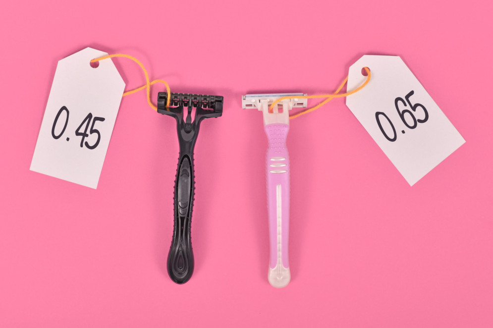 Uma lâmina de barbear pode ser até 100% mais cara do que o produto idêntico direcionado ao público masculino — simplesmente por ser na cor rosa (o valor da imagem é simbólico; não representa exatamente o valor do item)(Foto: Adobe Stock)