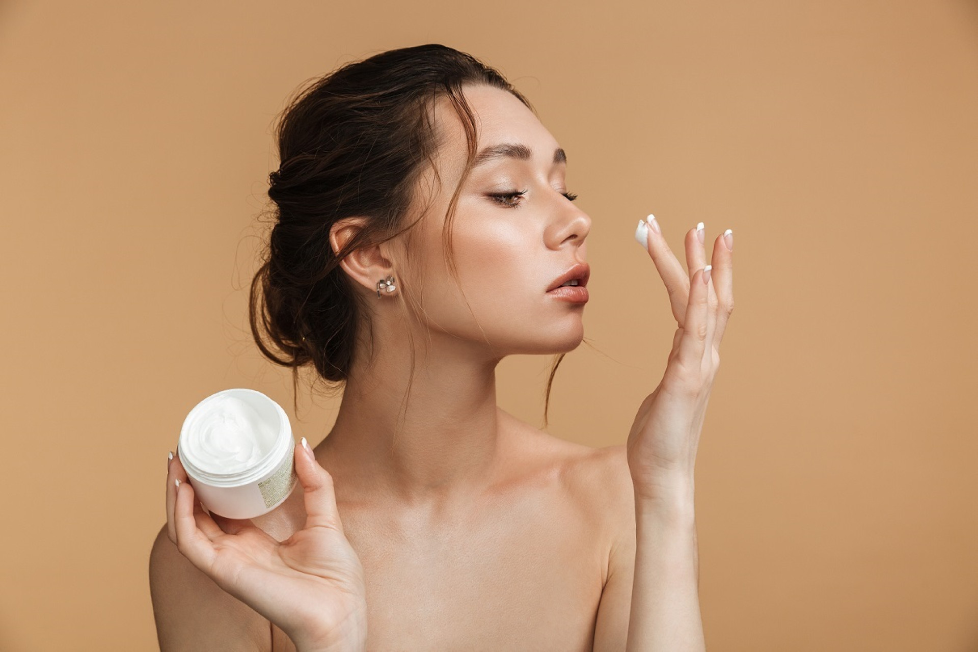Busca precoce por cosméticos aumenta discussão sobre o medo de envelhecer (Foto: Drobot Dean/ Adobe Stock)