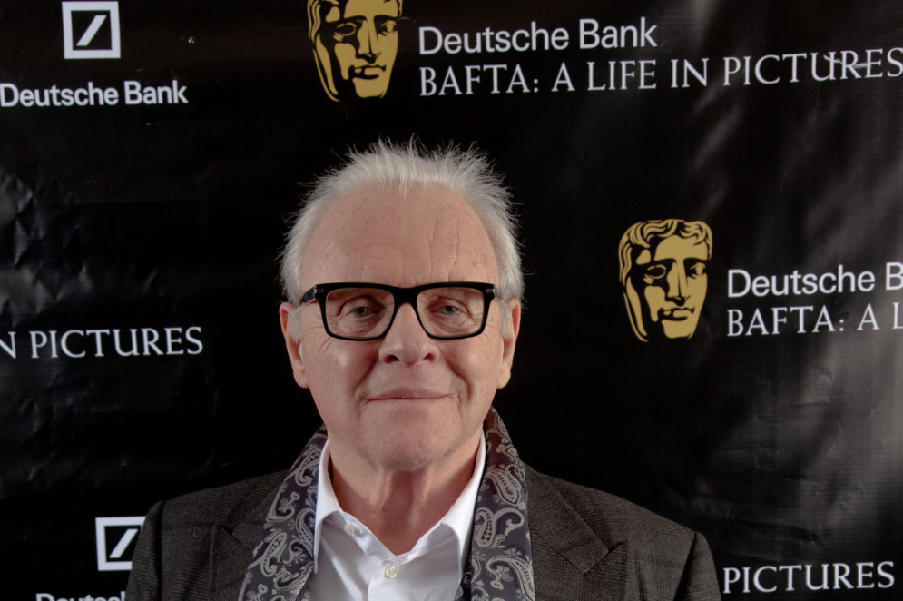 Anthony Hopkins vive nos cinemas o papel de Nicholas George Winton,  corretor de bolsa britânico e humanitário que ajudou a resgatar crianças judias que corriam o risco de serem assassinadas pela Alemanha Nazista  (Foto: Jamie Simonds/ Deutsche Bank/ Divulgação )