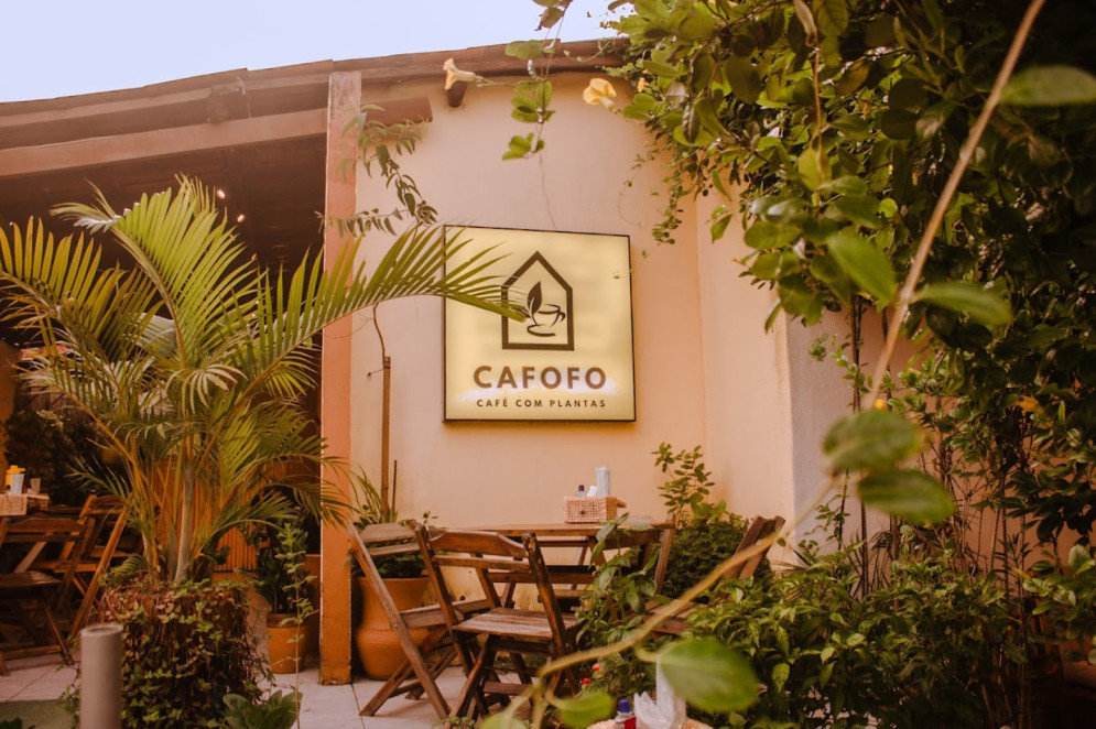 Localizada no Henrique Jorge, a cafeteria Cafofo também comercializa plantas diversas