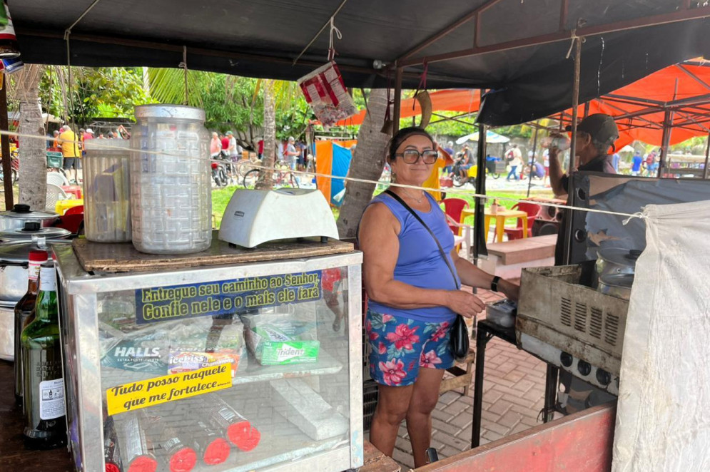 A feirante Vera Maria começou vendendo café e hoje tem uma barraca de comida na Feira da Messejana(Foto: Karyne Lane/O POVO)