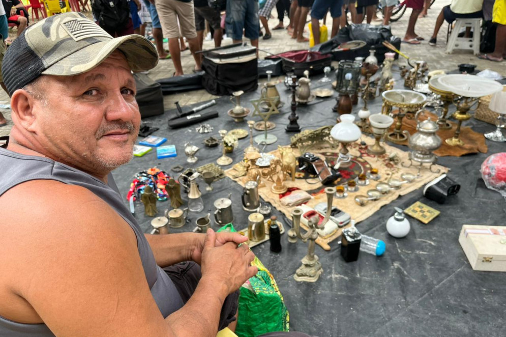 Pedro Nunes do Nascimento Neto, ou simplesmente Neto, vende antiguidades e é feirante na Messejana há 25 anos(Foto: Karyne Lane/O POVO)