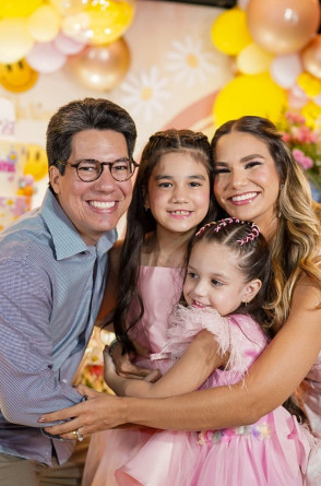 Andrei Aguiar e Aline com as filhas Marina (aniversariante) e Liz (Foto: arquivo pessoal)