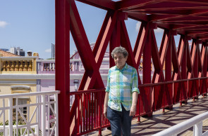 Fausto Nilo posa no Centro Dragão do Mar de Arte e Cultura, uma de suas criações