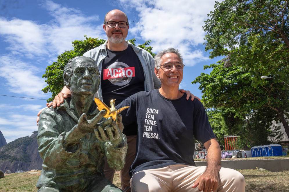 Rodrigo Afonso, o Kiko, é diretor-executivo da Ação da Cidadania e Daniel Souza, presidente do conselho da ação da cidadania, filho do fundador Herbert de Sousa durante a inauguração da estátua do Betinho em Botafogo, no Rio de Janeiro(Foto: Breno Lima/ Divulgação da Ação da Cidadania)