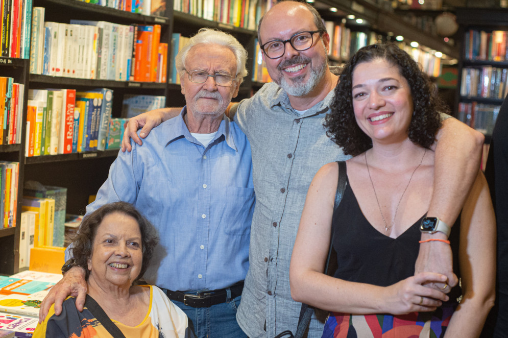 Rodrigo Afonso, o Kiko, diretor-executivo da Ação da Cidadania com os pais, Carlos Alberto Afonso, economista, e Cleyde Fernandes Afonso, produtora audiovisual e, também, a esposa, Beatriz Louven, c onsultora de imagem (Foto: Thais Alvarenga/ Divulgação da Ação da Cidadania)