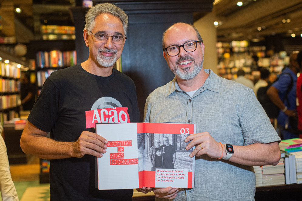 Daniel Souza, presidente do conselho da Ação da cidadania e Rodrigo Afonso, o Kiko,  diretor-executivo da ONG durante o lançamento do Livro Ação da Cidadania(Foto: Thais Alvarenga/Divulgação da Ação da Cidadania)