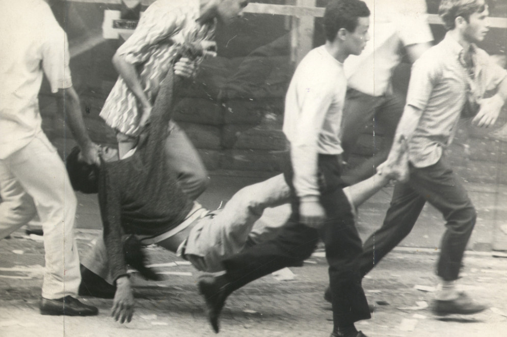 Manifestantes carregam um jovem ferido nos protestos de 21 de junho de 1968, que ficaram conhecidos como "sexta-feira sangrenta".(Foto: Arquivo Nacional)