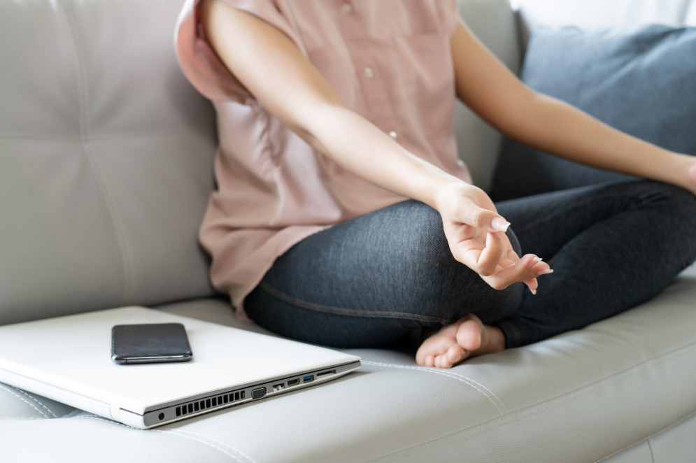 Desconectar-se regularmente ajuda a reduzir a sobrecarga sensorial, permitindo que a mente descanse e se recupere