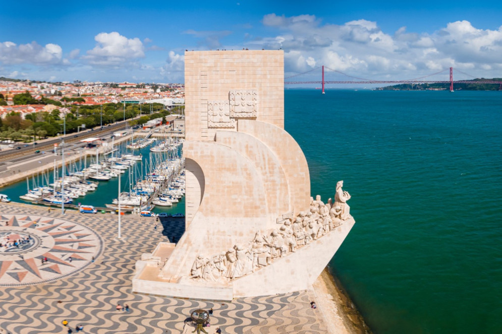 O Monumento dos Descobrimentos localiza-se na freguesia de Belém, em Lisboa, tem concepção arquitetônica de Cottinelli Telmo e as esculturas são de Leopoldo de Almeida(Foto: Adobe Stock)