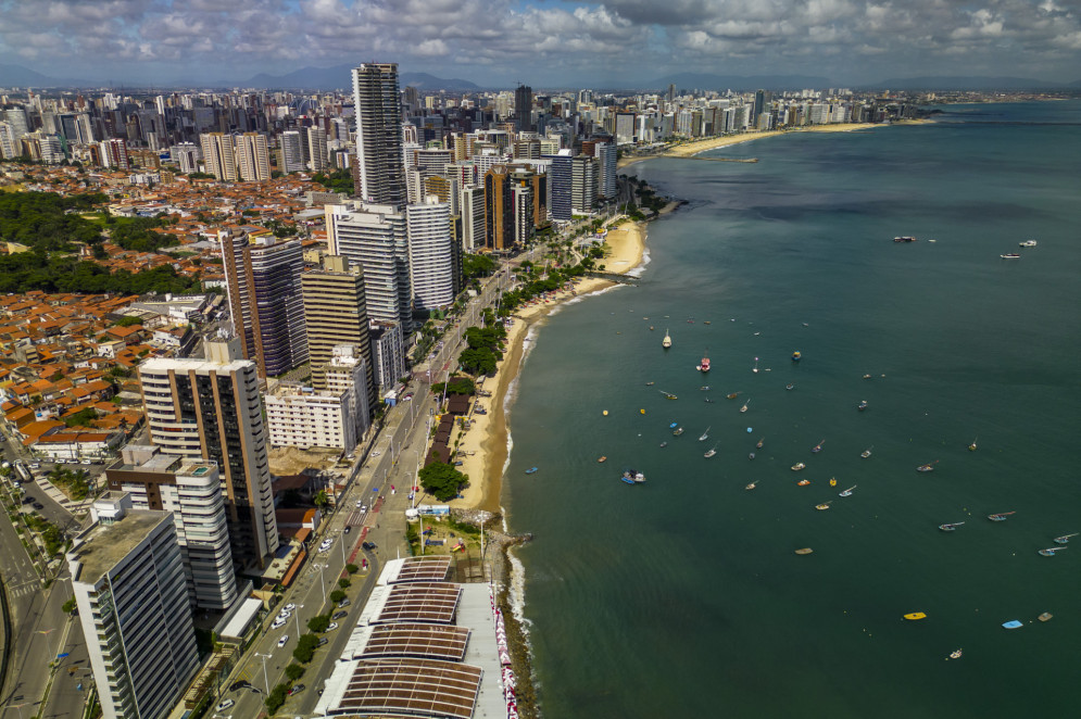 Vista aérea da Beira Mar de Fortaleza. Nela, é possível ver enrocamentos na parte inferior da imagem, perto do Mercado dos Peixes, assim como espigões e alargamentos da praia ao fundo(Foto: FCO FONTENELE)