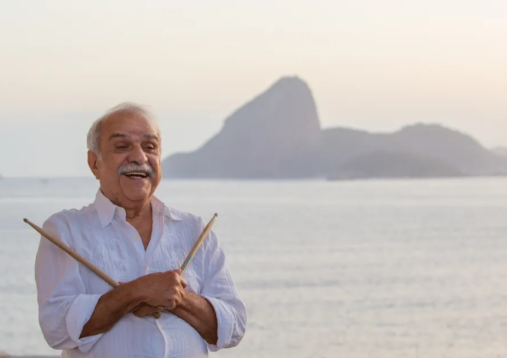Chico Batera lança autobiografia em Fortaleza contando seus mais de 60 anos de música (Foto: Beto Carvalho/ Divulgação)