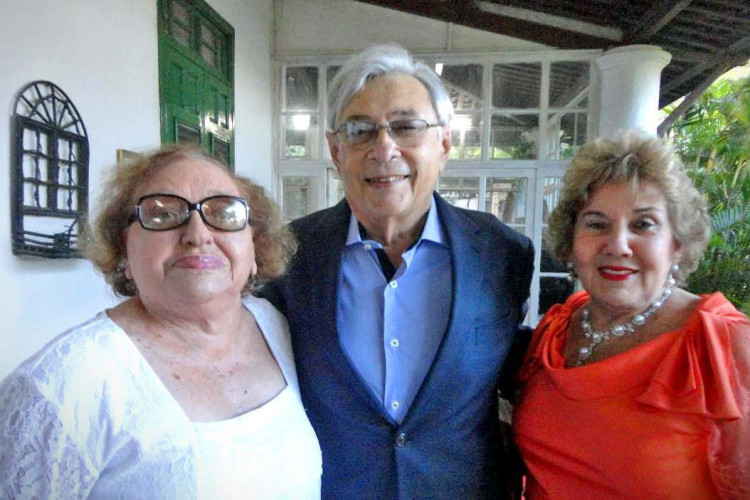 Difícil escolher a moldura. Lacunas: Sr. Ivens Dias Branco (com dona Consuelo) e dona Lúcia Dummar, levados por mim, à Mansão Castelo, para uma memorável tarde de autógrafos (Foto: Arquivo Pessoal)