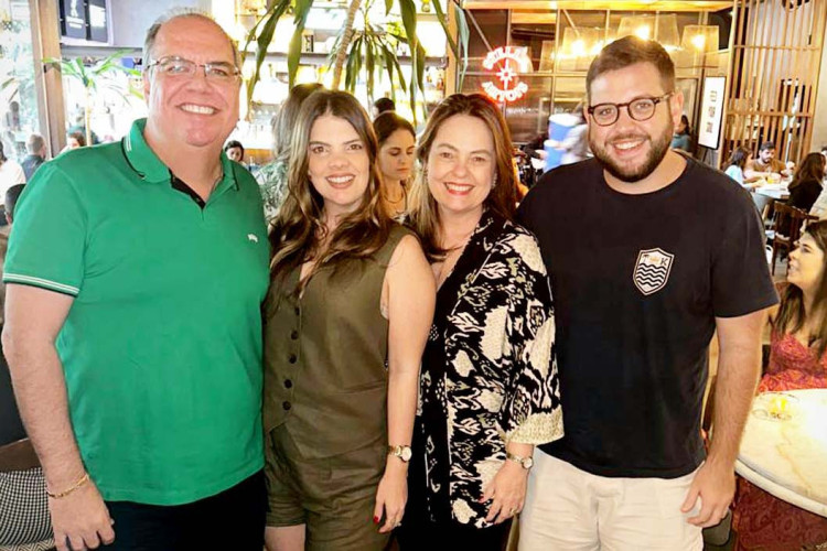 Sete é perfeição. Érika e José Carlos Girão, com Erilan e José Carlos Filho, em clima  de festejos: 34 anos de casados(Foto: Marcus Lage)