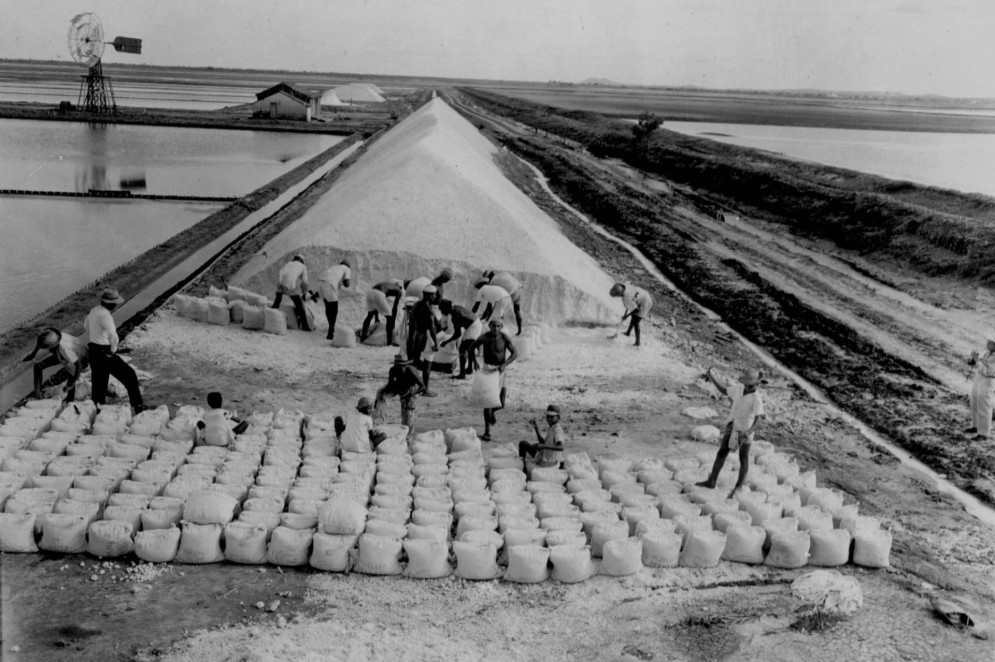 Exploração do sal nas salinas do Rio Aracati em Aracati (CE) - maio. 1952 (Foto: IBGE)