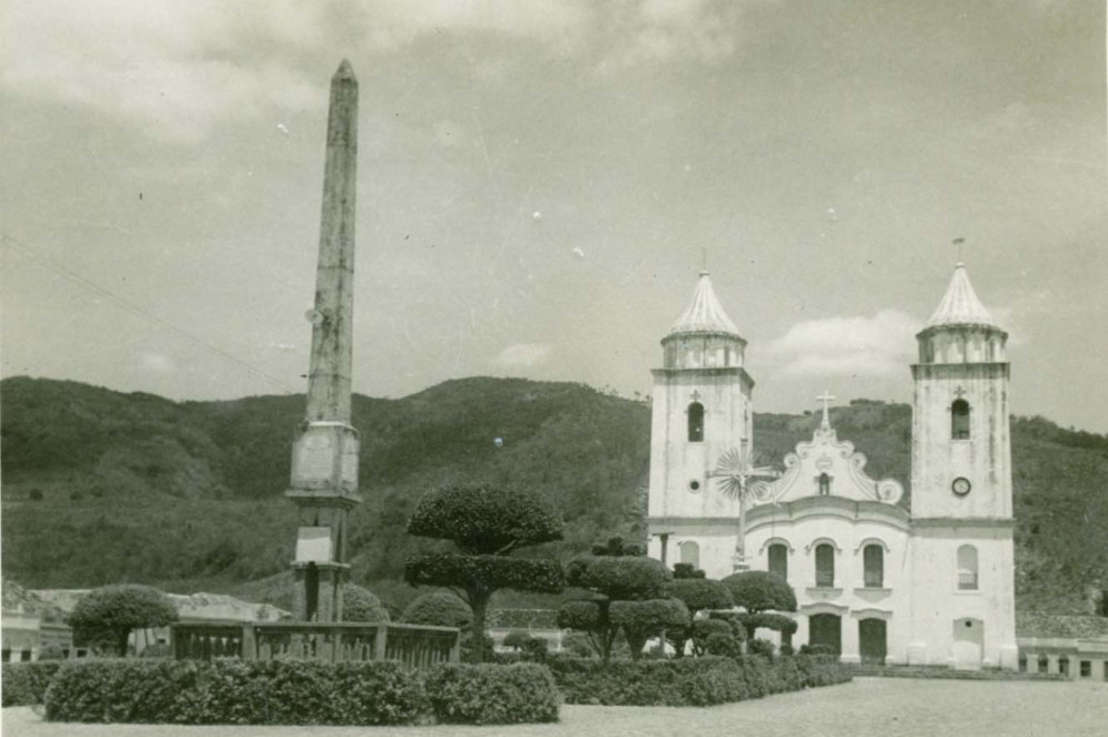 Igreja Matriz de Nossa Senhora da Palma : Praça da Matriz : Monumento Comemorativo do Centenário da Independência : Baturité, CE - [19--] (Foto: IBGE)