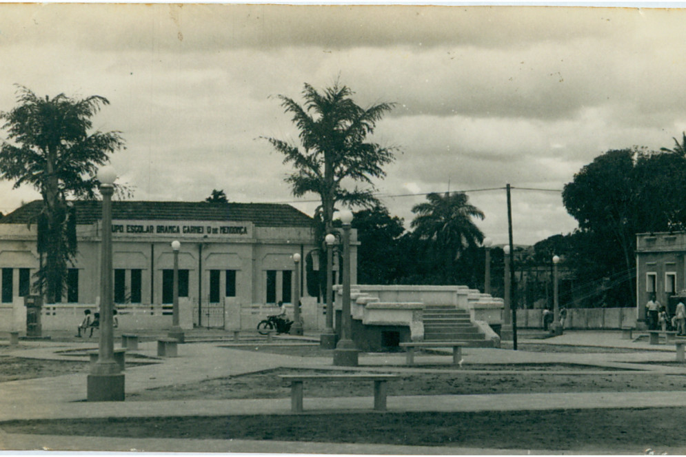 Praça Doutor Manoel Moreira da Rocha : Grupo Escolar Branca Carneiro de Mendonça : Caucaia, CE - [19--] (Foto: IBGE)
