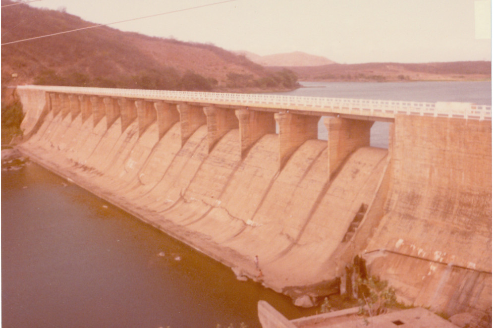 Barragem : ponte : Rio Quixeramobim : Quixeramobim, CE - [19--] (Foto: IBGE)
