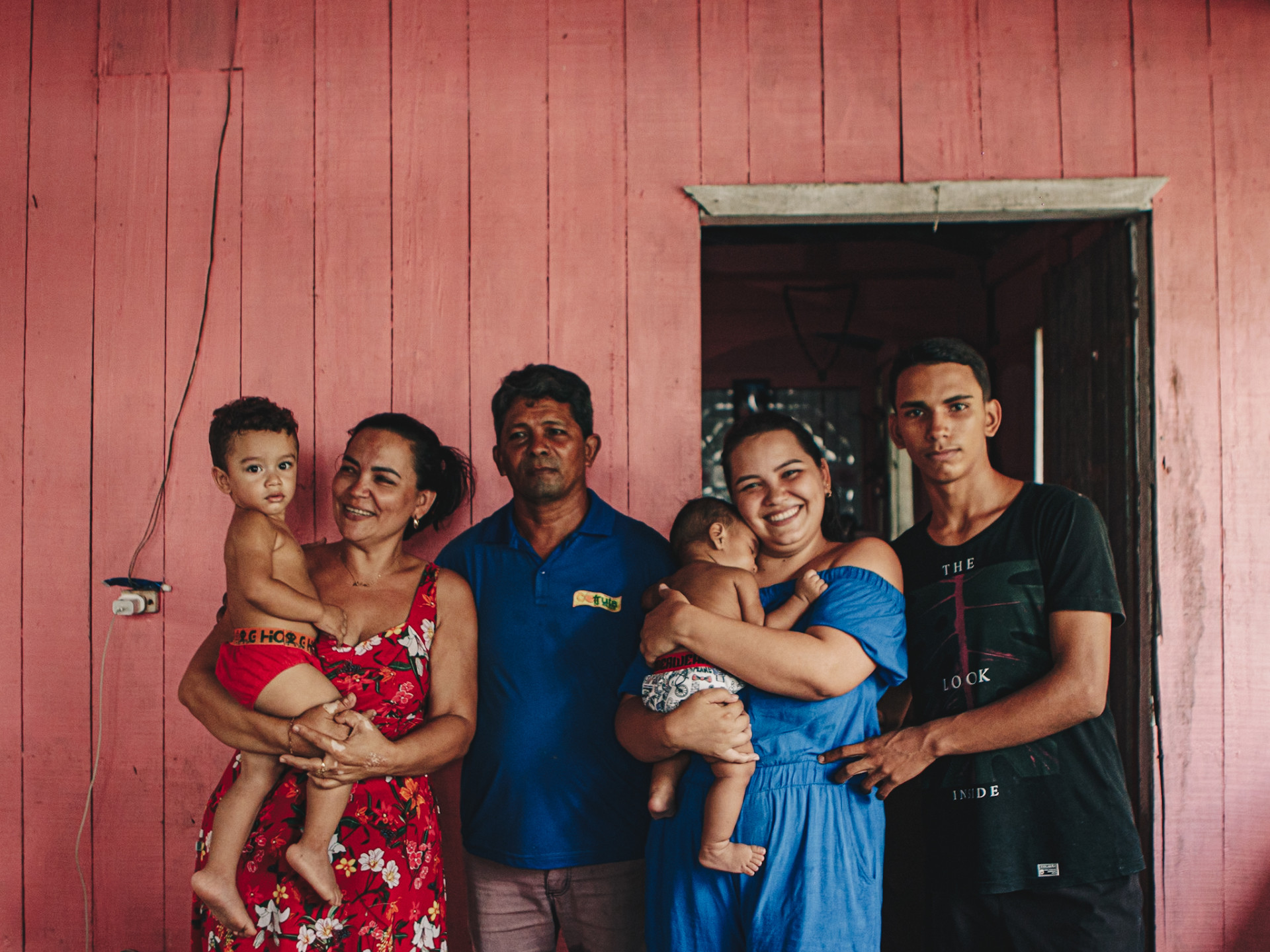 ￼VANILDO Quaresma (azul), agroextrativista, com a família em Abaetetuba (Foto: Mariana Almeida/ Cabron Studios/Divulgação Natura)
