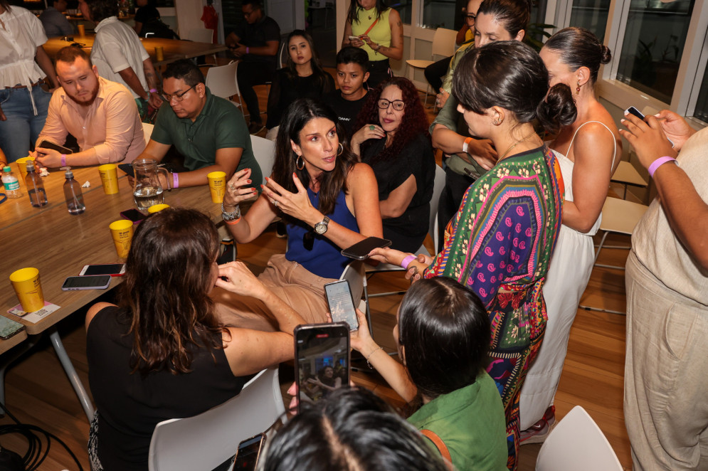 Ana Costa (de camiseta azul), vice-presidente de Sustentabilidade, Jurídico, Reputação e Comunicação Corporativa de Natura ENTITY_amp_ENTITYCo América Latina, durate coletiva de imprensa dos 10 anos do Ecoparque natura em Benevides no Pará