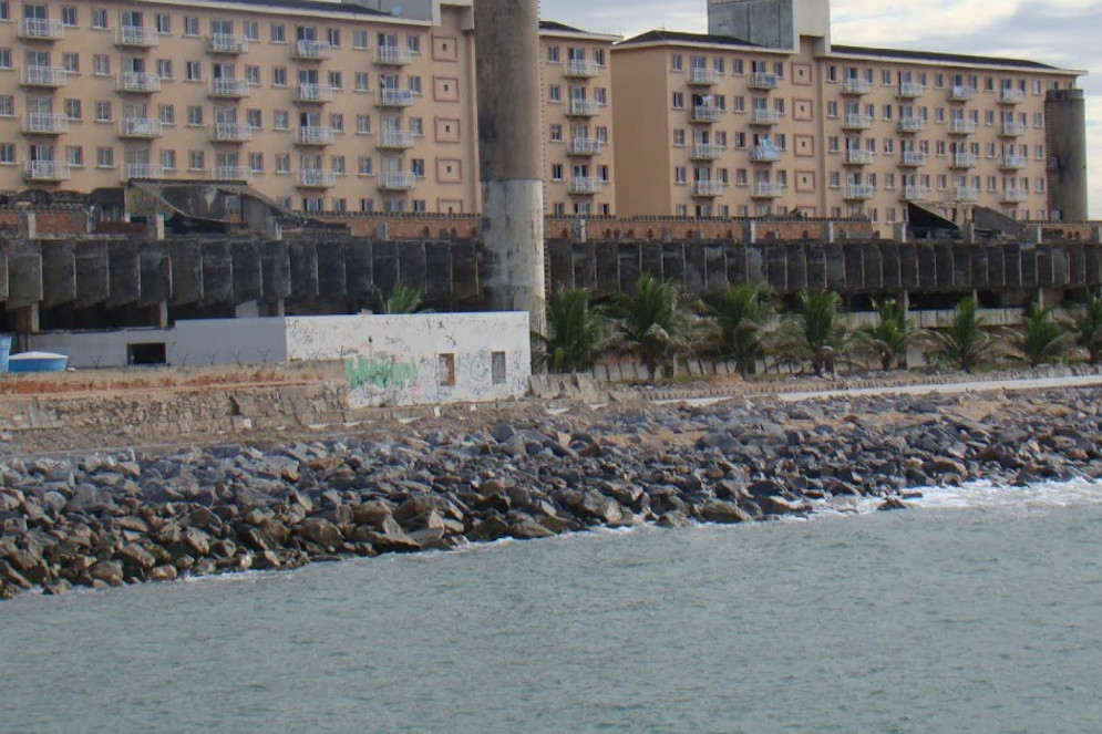 Antigo prédio do Dnocs na praia de Iracema, demolido para dar lugar ao Acquário Ceará. Ao fundo, o edifício Vila de Iracema(Foto: Reprodução/Fortaleza em Fatos e Fotos)