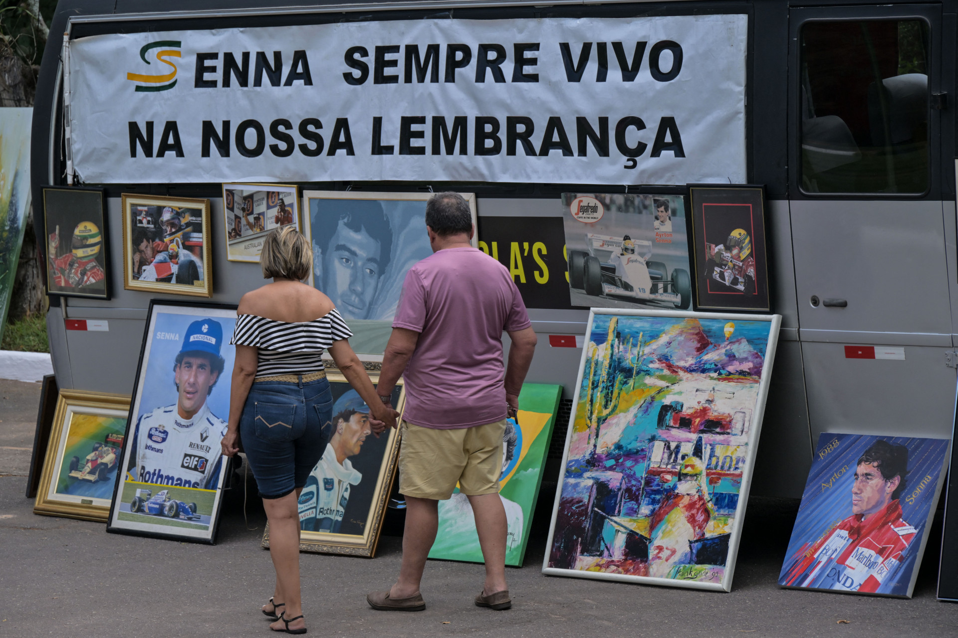 ￼PESSOAS visitam o túmulo do piloto em São Paulo (Foto: Nélson ALMEIDA/AFP)