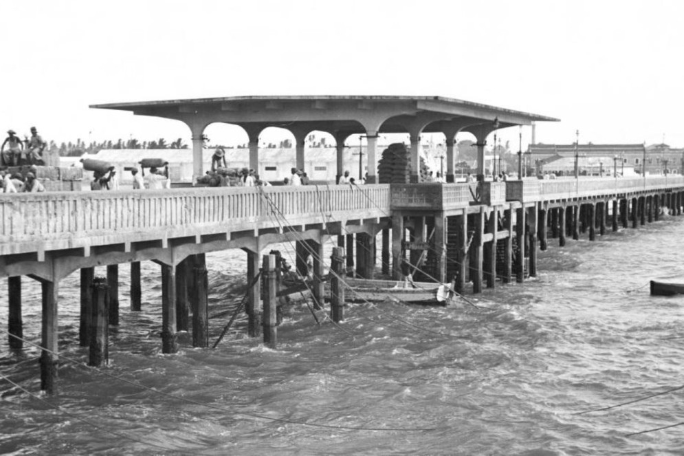 Foto de 1935 mostra a atual Ponte Velha do Poço da Draga, primeiro porto de Fortaleza antes de surgir o do Mucuripe(Foto: Robert S. Platt/Biblioteca da Universidade de Wisconsin-Milwaukee)