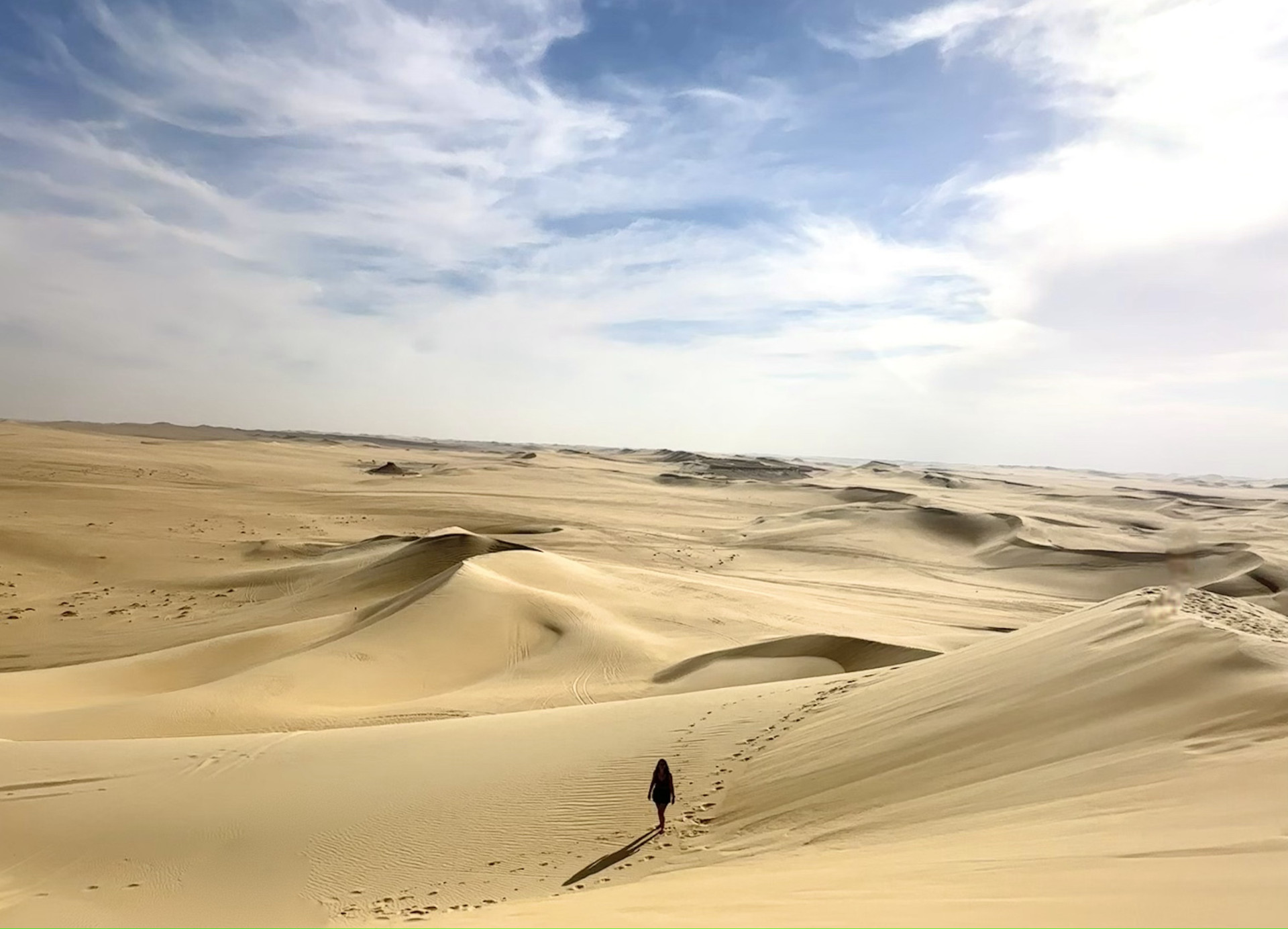 Nesse vasto deserto do oeste do Egito, as dunas ondulantes se estendem até onde os olhos podem ver (Foto: Larissa Lima)