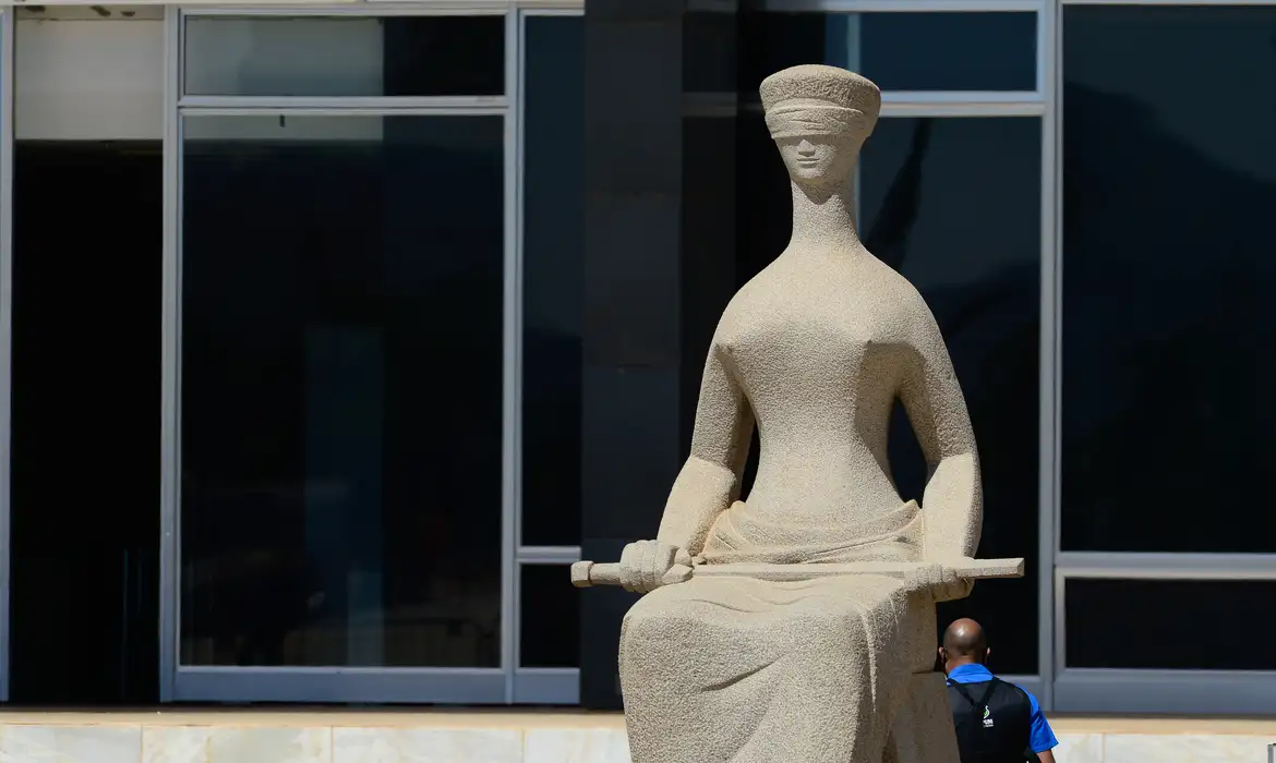 STF já tem três votos para confirmar a suspensão da regra que igualou em 55 anos a idade mínima para aposentadoria de homens e mulheres policiais civis e federais (Foto: Marcello Casal Jr/Agência Brasil/Arquivo)