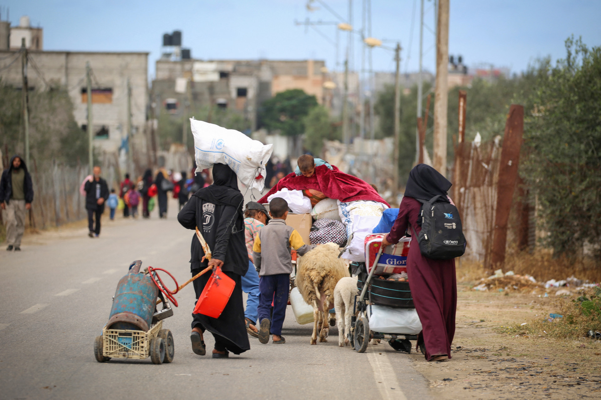 ￼PALESTINOS deslocados em Rafah após uma ordem de evacuação de Israel (Foto: AFP)