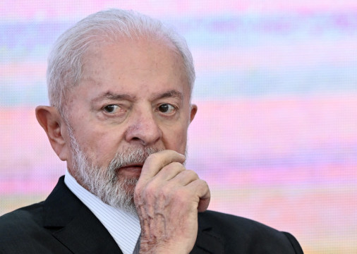 O presidente brasileiro, Luiz Inácio Lula da Silva, gesticula durante o anúncio de medidas de apoio ao estado do Rio Grande do Sul, devastado pela tempestade, no Palácio do Planalto, em Brasília, em 9 de maio de 2024
