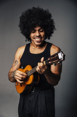 Cantor e compositor cearense Dipas revisa sua carreira no samba