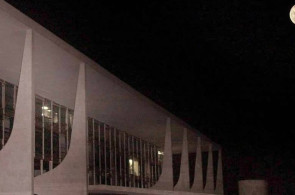 Palácio do Planalto com as luzes desligadas durante a crise do racionamento de energia no país