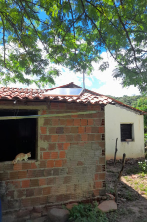 O painel solar da casa de Cecília fica no telhado de uma das casas(Foto: Cecília Mendes/Arquivo Pessoal)