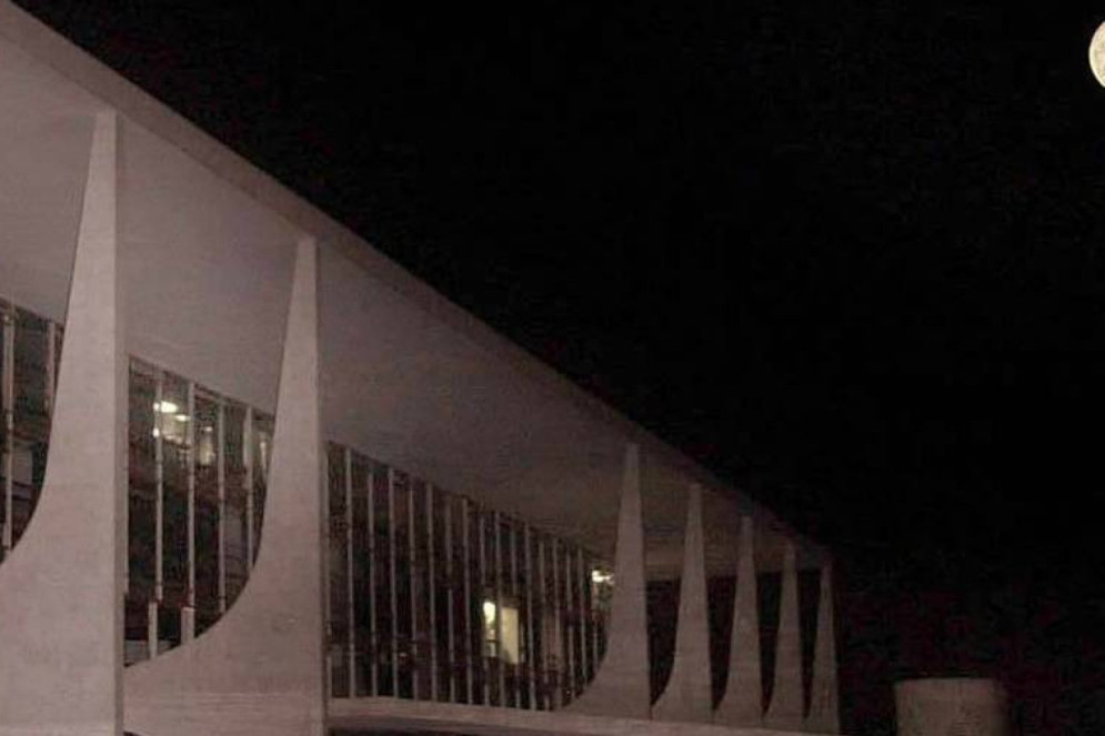 Palácio do Planalto com as luzes desligadas durante a crise do racionamento de energia no país(Foto: Evaristo Sa 07/06/2001 / AFP)