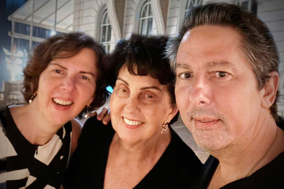 Em tempo: Dia das Mães no Cipriani do Copa. Salete  Jereissati, das serventias mais  solícitas desta urbe,com Ticiana e Rodrigo(Foto: Arquivo Familiar)