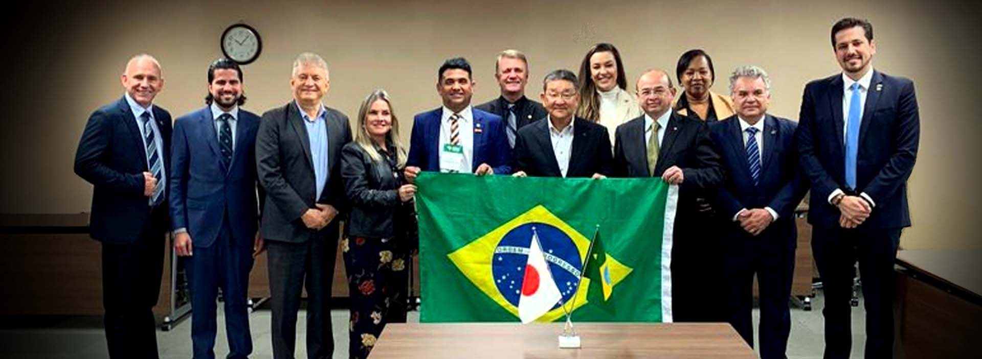 No Japão, em Hamamatsu, dep. Sérgio Aguiar e pares da União Nacional dos Legisladores e Legislativos Estaduais (Unale), a qual preside, recepcionados pelo vice-prefeito, Yutaka Yamana e por Aldemo Garcia, cônsul geral do Brasil(Foto: Divulgação)
