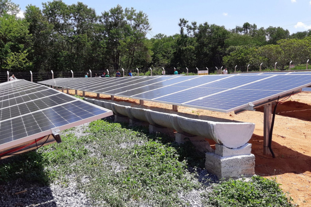 Usina Solar Bem Viver tem 83 módulos solares e usa a água da chuva (guardada em cisterna) para a limpeza das placas(Foto: Arquivo da Cooperativa Bem Viver)