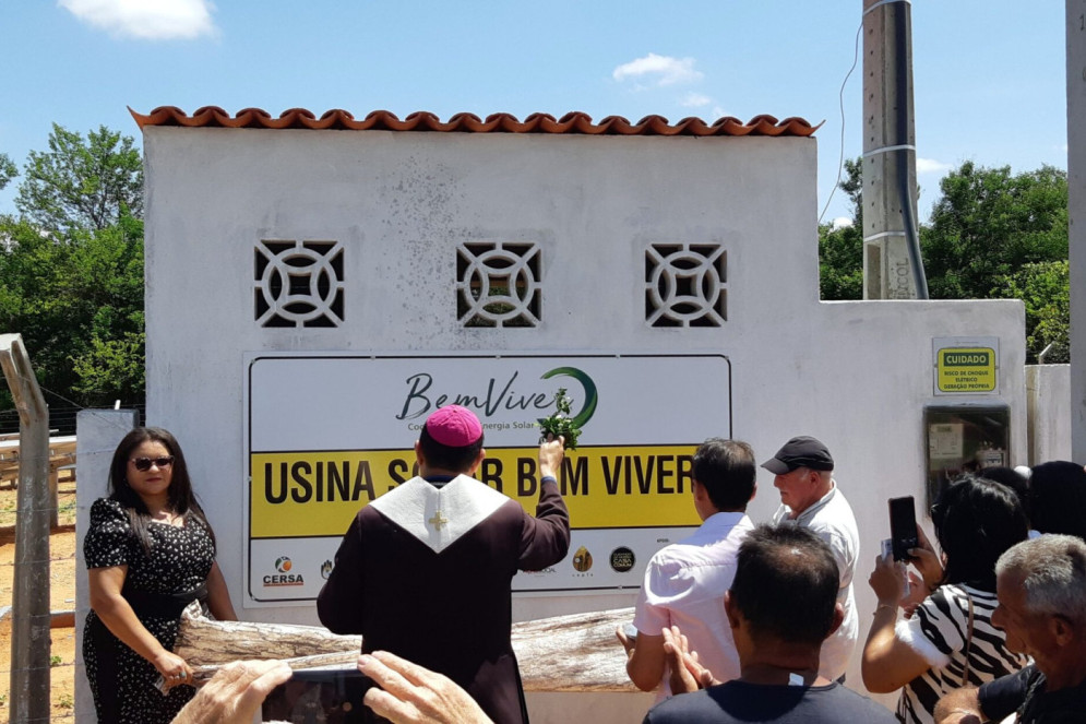 Bispo Dom Eraldo abençoa Usina Solar Bem Viver, em Matureia (PB)(Foto: Arquivo da Cooperativa Bem Viver)