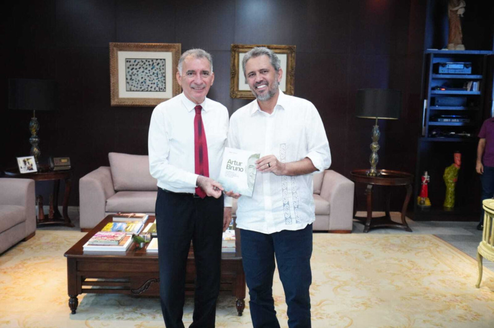 Artur Bruno entrega livro sobre sua trajetória ao governador Elmano de Freitas 