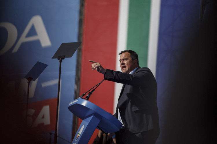 Líder do principal partido da oposição sul-africano, Aliança Democrática (DA), John Steenhuisen faz seu discurso durante o que eles chamam de "Rally Podemos Resgatar a África do Sul do DA" no Willowmoore Cricket Stadium em Benoni em 26 de maio de 2024(Foto: PHILL MAGAKOE / AFP)