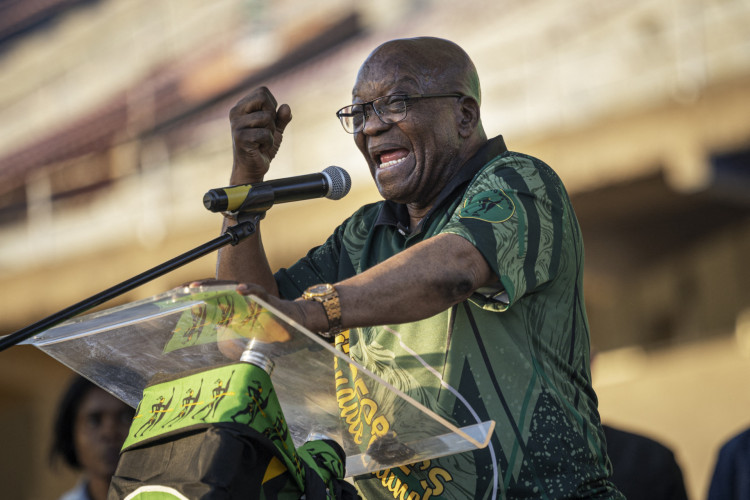 O ex-presidente sul-africano e líder do uMkhonto weSizwe (MK) Jacob Zuma faz um discurso no último comício do MK em eMalahleni em 26 de maio de 2024(Foto: MICHELE SPATARI / AFP)