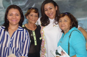 Graduada em Ciências Econômicas pela UFC, Barbara Nayara foi criada pela mãe, a tia e a avó, que sempre mantiveram casa, carreira e cuidados. Na faculdade ela resolveu pesquisar sobre economia do cuidado