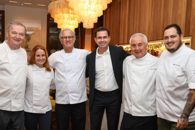 Bernard Twardy, Fabiana Agostini, André Bichucher, Franklin Oliveira e Felipe Cicconato (Foto: MANGUE AZUL/DIVULGAÇÃO)