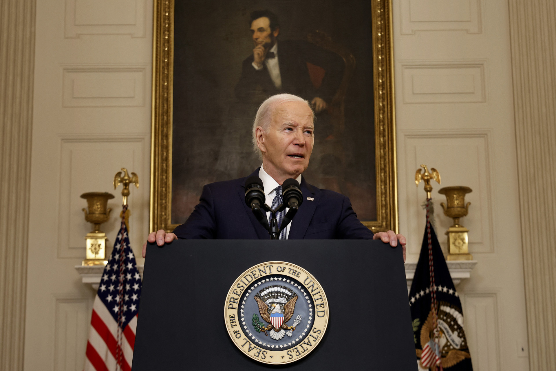 O presidente dos EUA, Joe Biden postou junto a um vídeo da Clark: "Parabéns a Caitlin Clark por fazer história como a maior artilheira de todos os tempos da NCAA. Com 3.685 pontos e a contagem aumenta, você deixou sua escola orgulhosa. A melhor de todos os tempos". (Foto: Chip Somodevilla/Getty Images/AFP)
