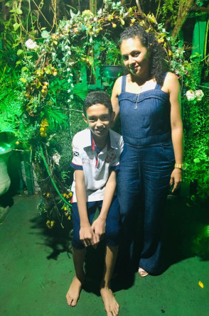 Nísia é mãe de Murilo, de 14 anos, diagnosticado com TEA e TDAH. Ela relata que enfrentou e enfrenta desafios para garantir que o filho tenha acompanhamento e acesso a direitos básicos como saúde, educação e cidadania(Foto: Nísia Maria/Acervo pessoal)